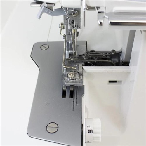 JUKI MO-1000 Air Threader Overlock Machine