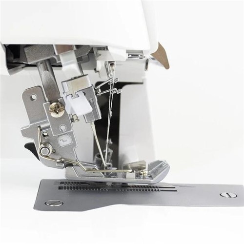 JUKI MO-1000 Air Threader Overlock Machine