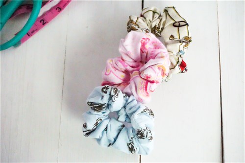 EASY Scrunchie Sewing Pattern & Sewing Tutorial