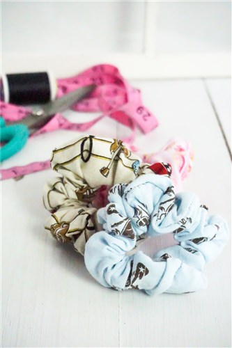 EASY Scrunchie Sewing Pattern & Sewing Tutorial