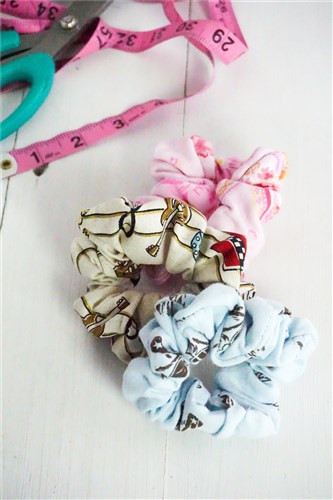 EASY Scrunchie Sewing Pattern & Sewing Tutorial