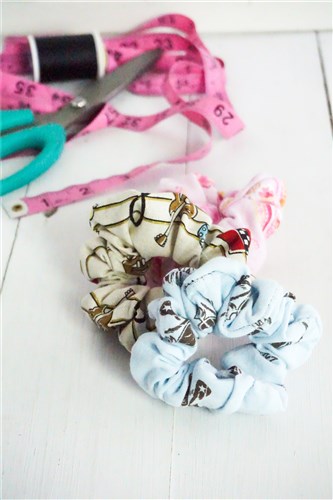 EASY Scrunchie Sewing Pattern & Sewing Tutorial