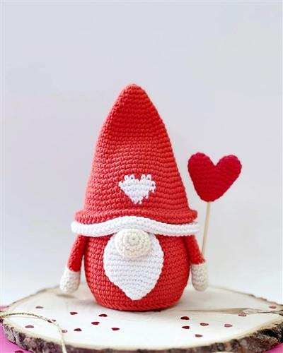 Crochet Valentines Gnome