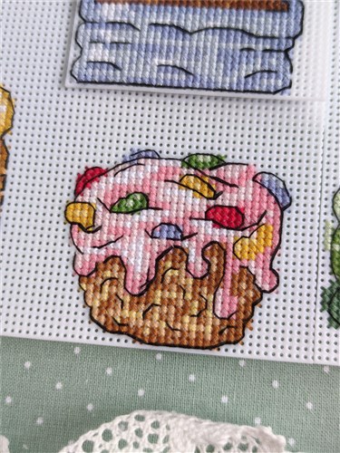 Easter Magnets Plastic Canvas Cross Stitch Kit
