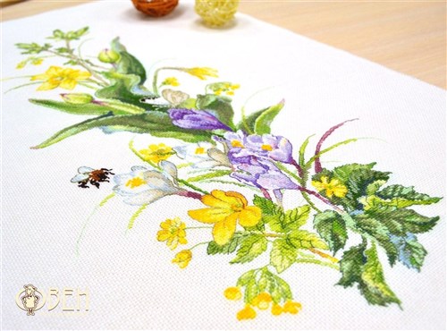 Brave Bumblebee 1015 Counted Cross Stitch Kit