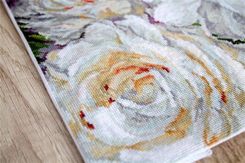 Counted Cross Stitch Kit White Roses Leti930