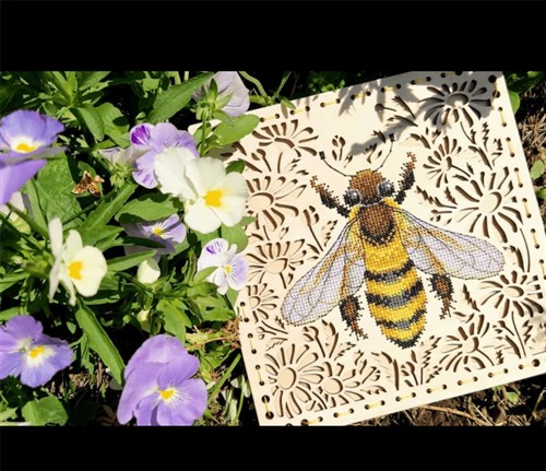In The Daisy Field Yellow Bee O-017 Counted Cross Stitch Kit on Plywood