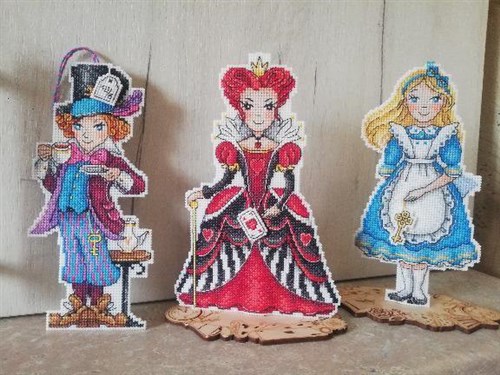 Red Queen P-401 / SR-401 Plastic Canvas Counted Cross Stitch Kit