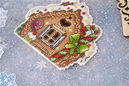 Gingerbread House P-458 / SR-458 Plastic Canvas Counted Cross Stitch Kit