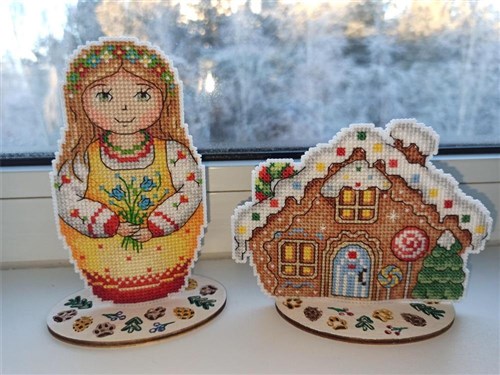 Gingerbread House P-458 / SR-458 Plastic Canvas Counted Cross Stitch Kit