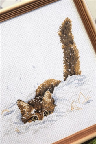 Cat in the Snow SNV-557 Counted Cross Stitch Kit