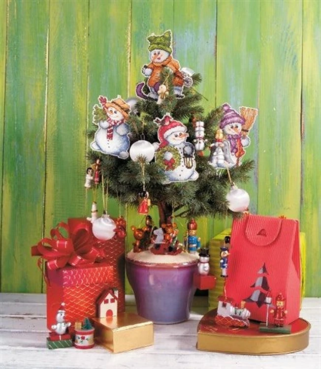 Counted cross stitch kit with plastic canvas "Snowmen" set of 4 designs 7601